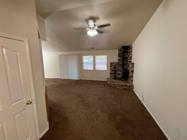 Building Photo - Magalia Home for rent 3 bed 2 bath. newly ...