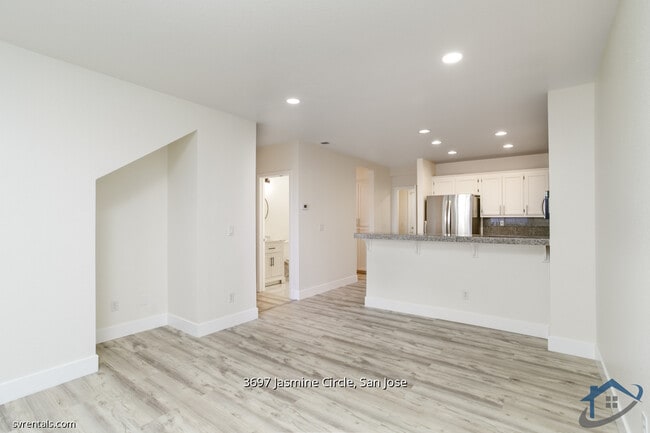 Foto del edificio - 3697 Jasmine Cir