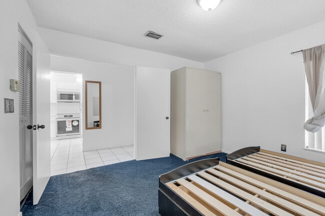 2nd BR or Den (w/ closet) - 300 E Club Cir