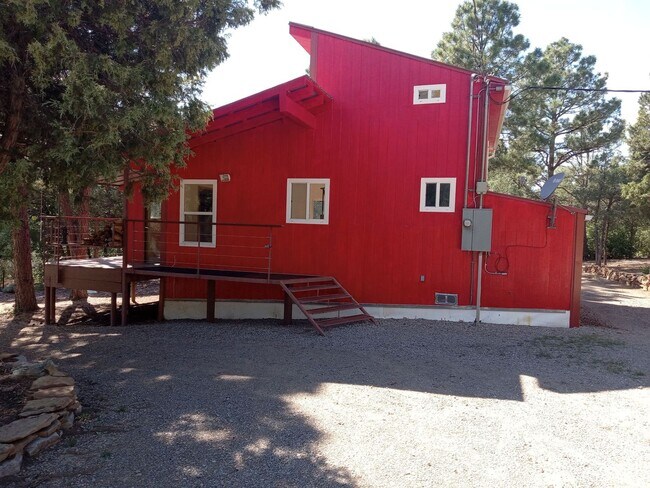 Foto del edificio - COZY HOME IN THE BEAUTIFUL TOWN OF TIJERAS | Showings available NOW!!