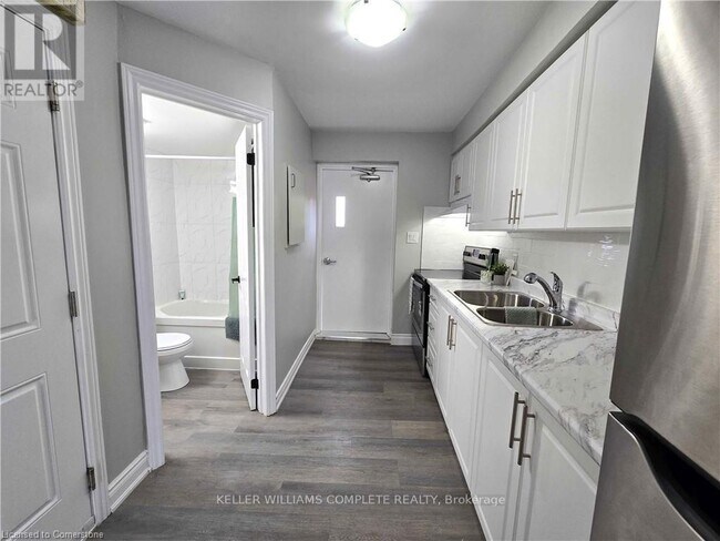 Building Photo - 300-300 Balmoral Ave N