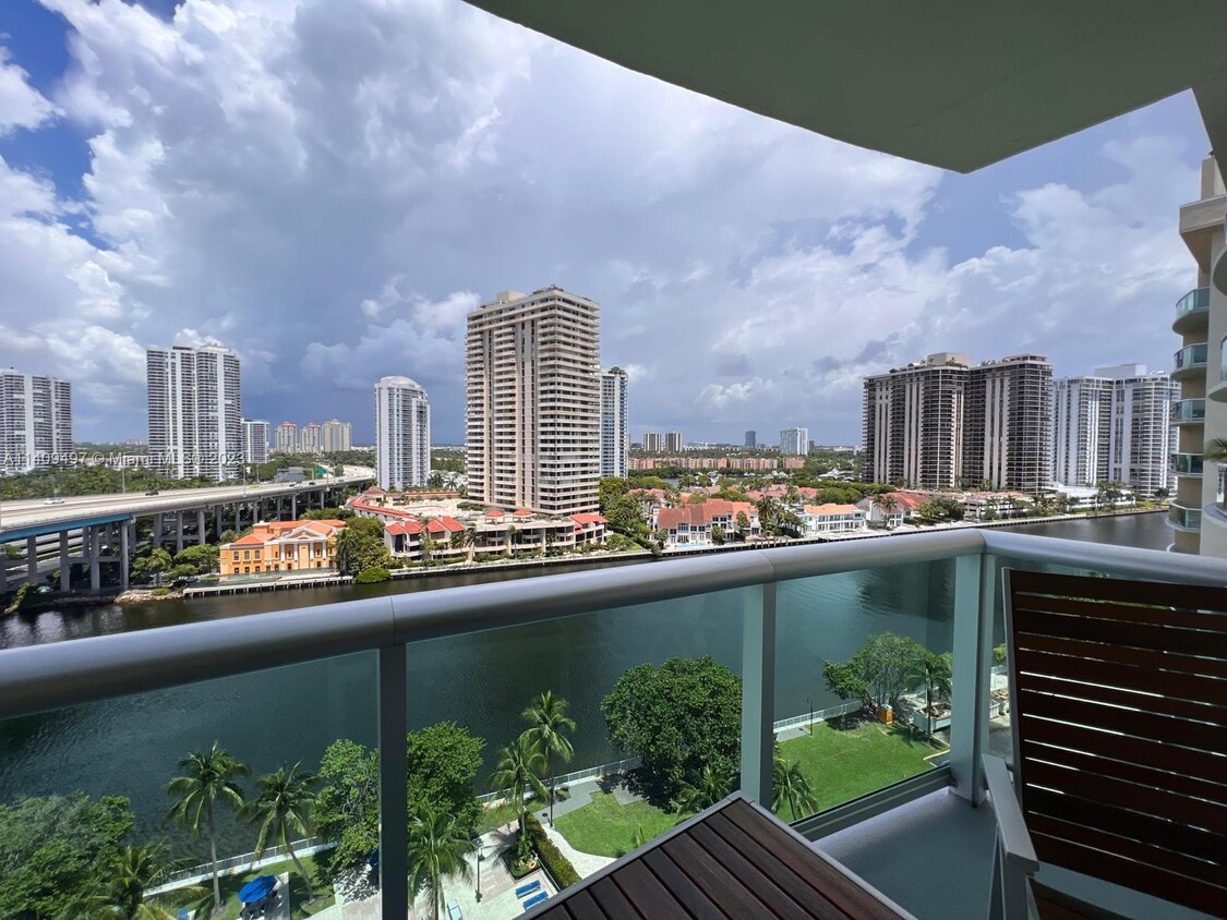 Foto del edificio - 19390 Collins Ave