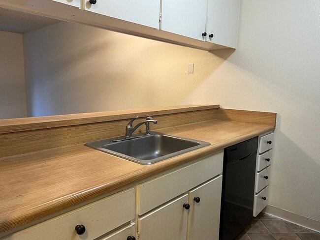 Building Photo - One bedroom one bathroom Shelter Creek Condo available now!