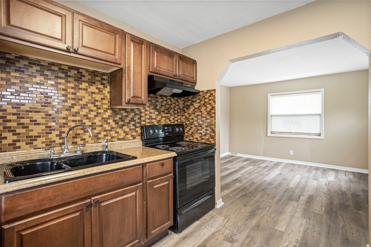 2 bedroom 1 bath with porch - 2 bedroom 1 bath with porch