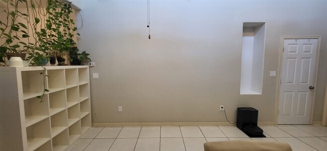 Building Photo - 9734 La Vista Dr