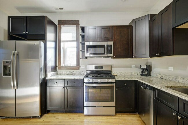 Building Photo - 2320 W Armitage Ave