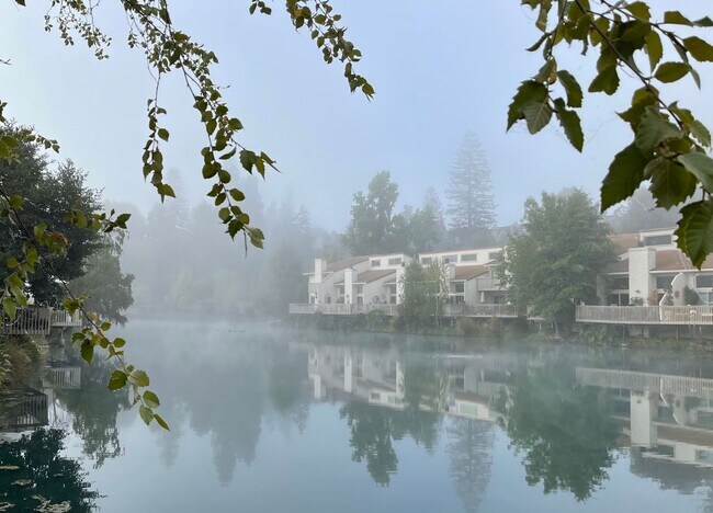 Foto del edificio - Gorgeous 2BR 2BA Lake front Townhouse in L...