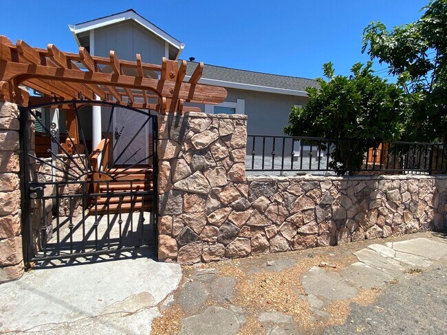 Building Photo - Updated 2bd+/1.5ba House in Sonoma!