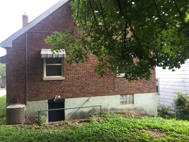 Building Photo - 2903 Montclair Ave