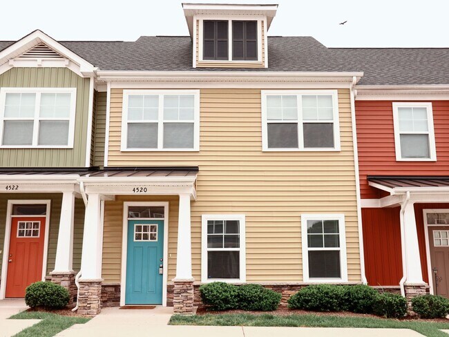 Foto del edificio - 3 Bed, 2 Bath Townhome with En-Suite Primary