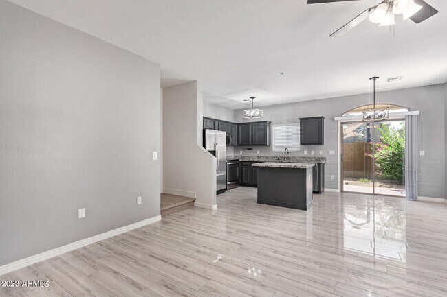 Foto del edificio - 2150 W Alameda Rd