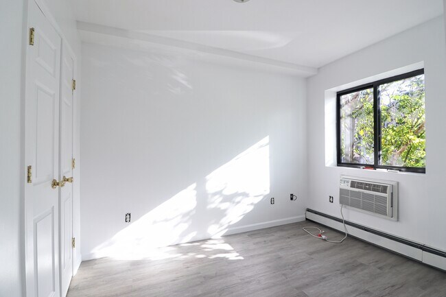 Building Photo - 745 E 217th St