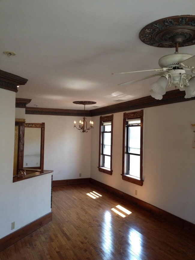 Building Photo - 906 S 5th St