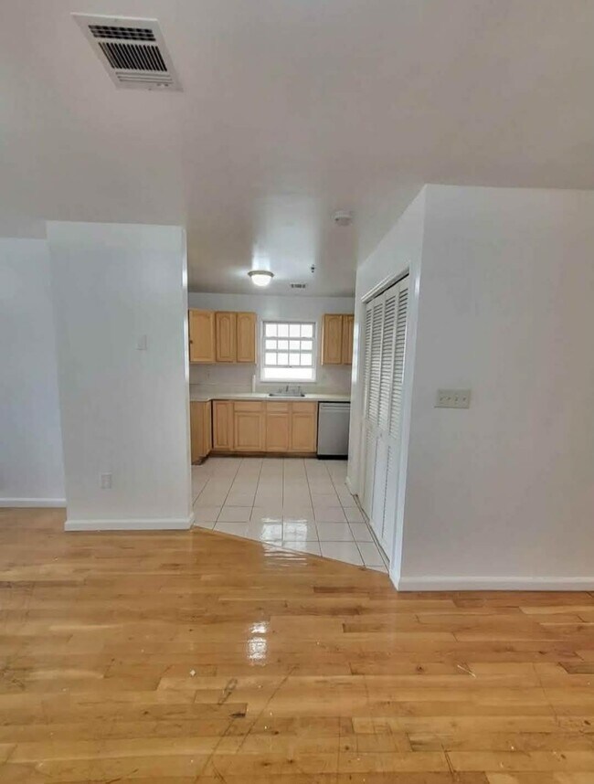 Foto del edificio - 12 Bergen Ave