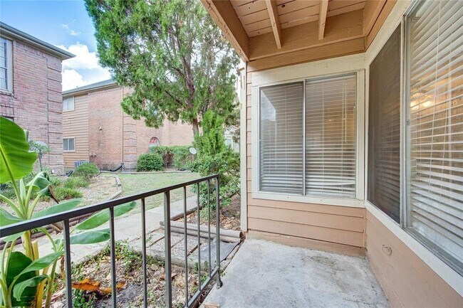 Foto del edificio - 12200 Overbrook Ln