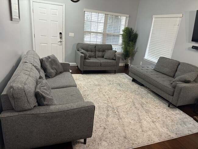 Foto del edificio - 689 Shannon Dr