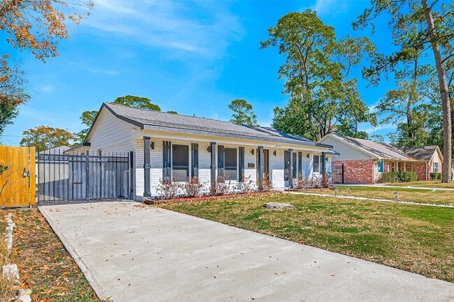 Building Photo - 10054 Cedardale Dr
