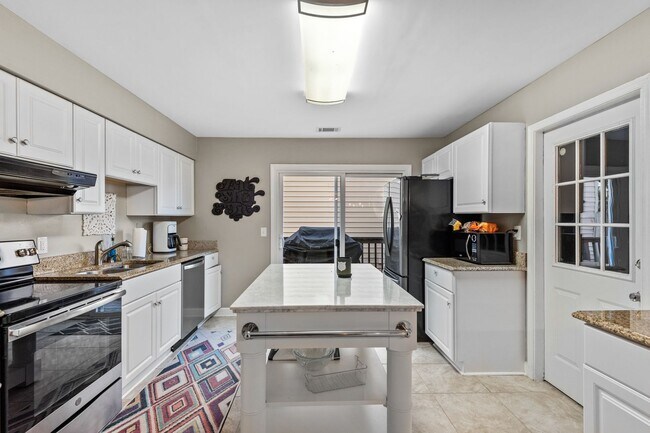 Foto del edificio - 4 Bedroom Home in Virginia Beach