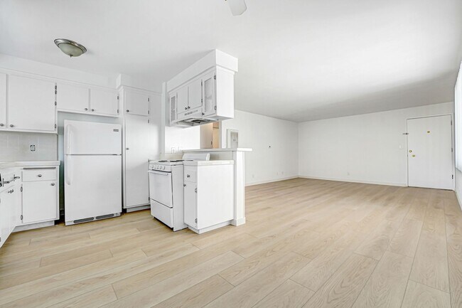 Building Photo - 1723 S Barrington Ave