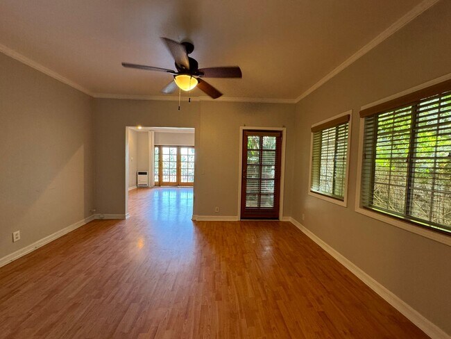 Foto del edificio - ALL UTILITIES INCLUDED 1920s Spanish courtyard building Walking distance to all Hollywood amenities
