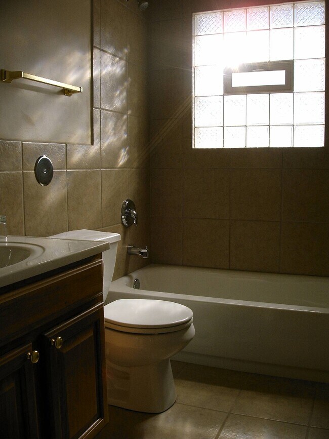 Tiled Bathroom - 1317 Argo Ln