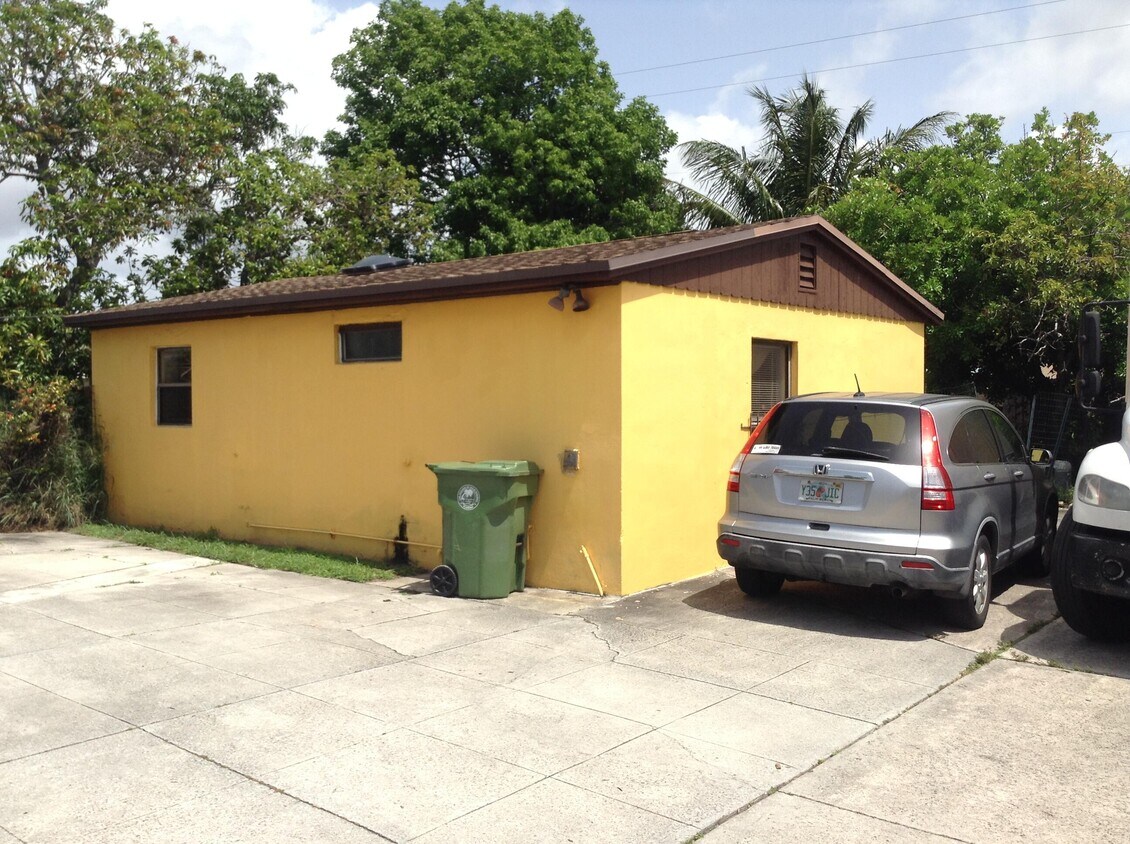 Building Photo - 2877 Seminole Rd