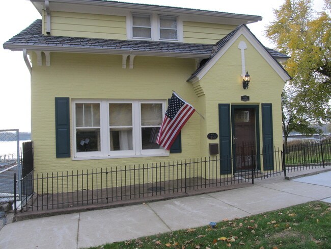 Frente de la casa - 326 W 2nd St