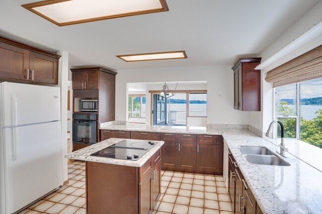 Foto del edificio - 17822 SE 40th Pl Bellevue, WA 98008 $5,680...