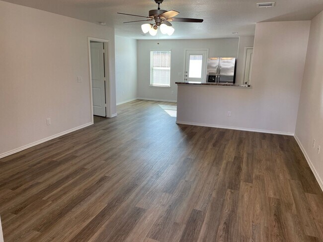 Foto del edificio - ***MARCH MADNESS SAVINGS!*** Three Bedroom...