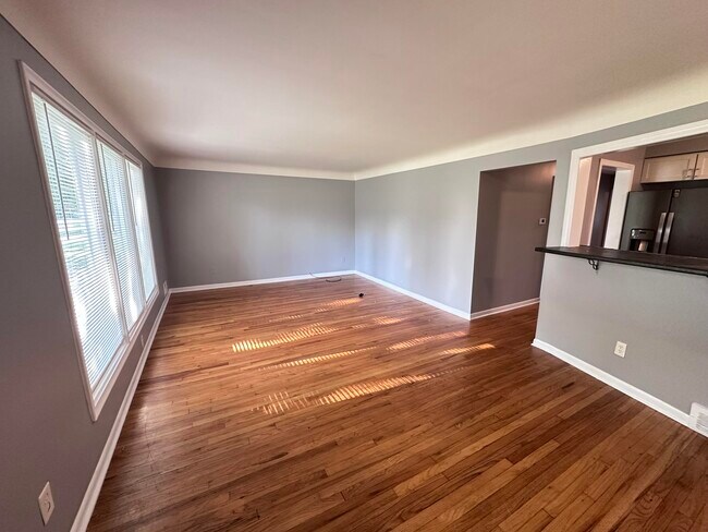 Foto del edificio - 4697 Pelham St