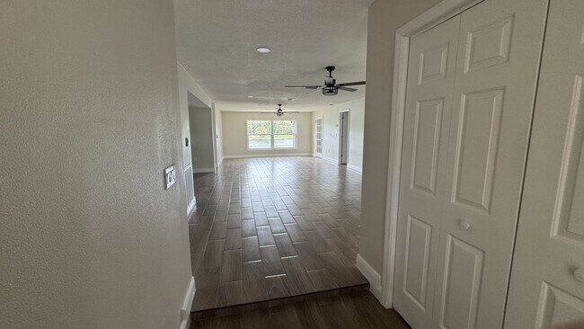Foto del edificio - 7409 Lake Forest Cir