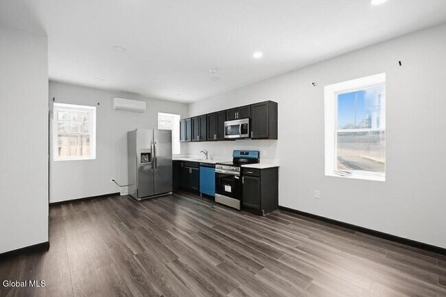 Foto del edificio - 1368 Central Ave