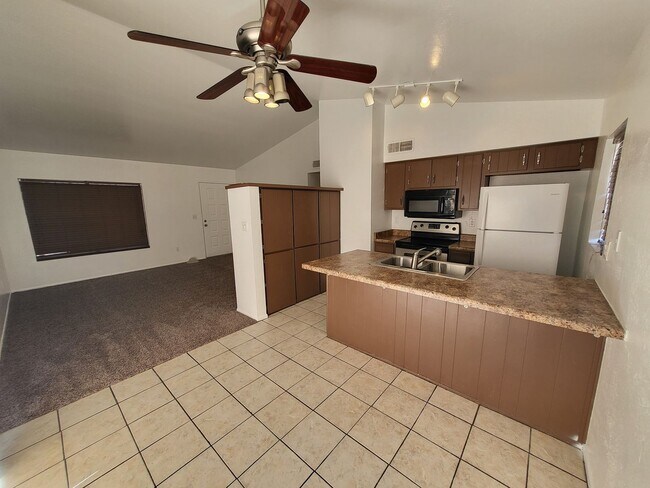 Foto del edificio - 1ST MONTH RENT FREE!!! GREAT SINGLE LEVEL ...