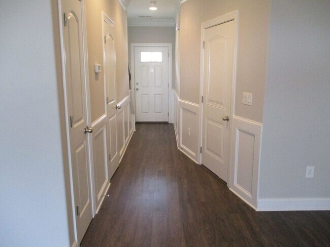 Foto del edificio - Inviting Townhouse with Garage For Rent in...