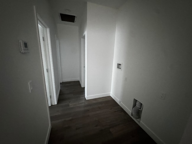 Foto del edificio - 1083 W 9th St