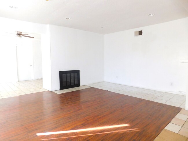 Building Photo - 4 bedroom, 2 baths in Sylmar (Garage inclu...