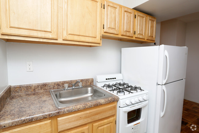 1BR, 1BA - 651 SF - Kitchen - Northwood Gardens