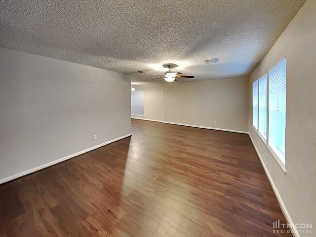 Foto del edificio - 23326 Dew Wood Ln