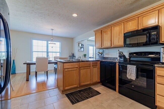 Foto del edificio - SAVOY 4 bedroom townhome Avail. August 2024!