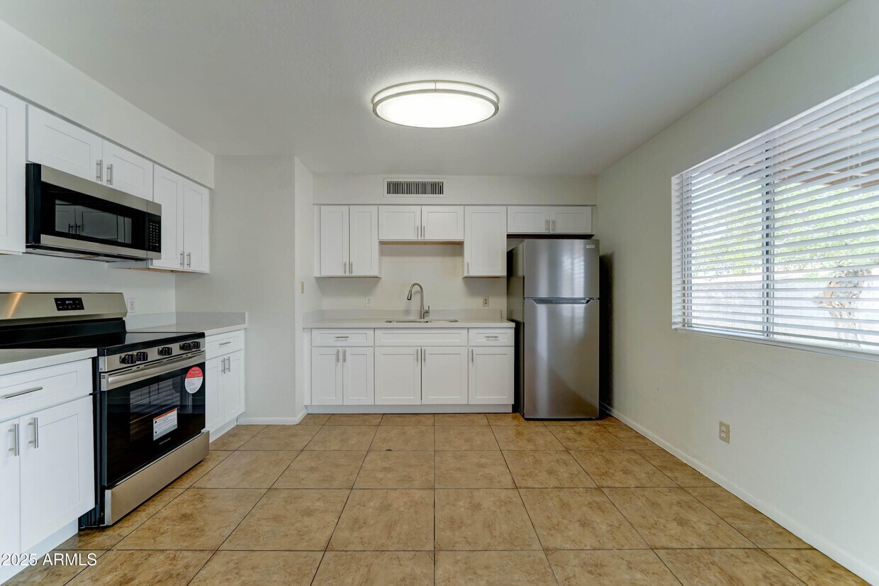 Foto principal - 7816 W Flower St