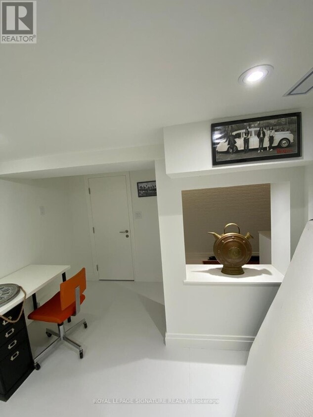 Building Photo - 19 Teddington Park Ave