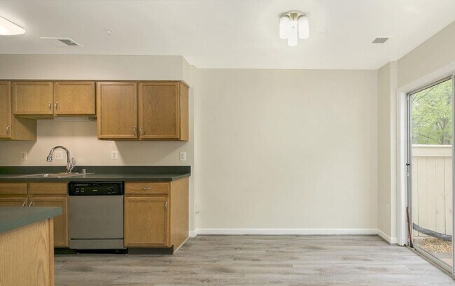 Foto del edificio - Three level townhome in Taskers Chance available mid June!