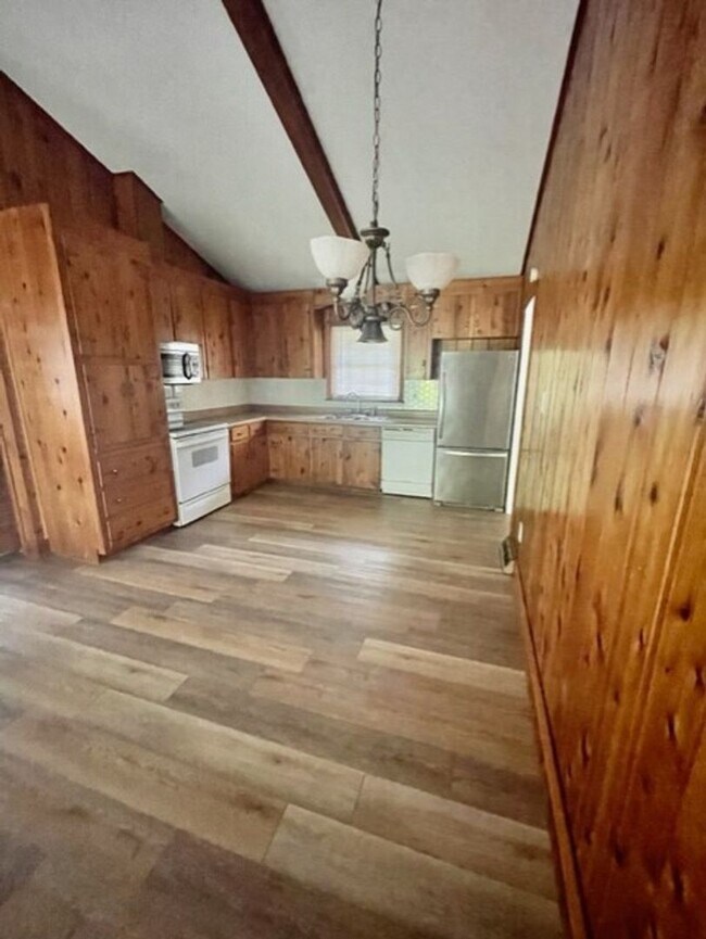 Foto del edificio - Classic 3 bedroom 1 1/2 bath ranch with gr...