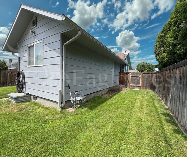 Foto del edificio - Three Bedroom, Two Bathroom House with Fenced Yard and Outdoor Fireplace