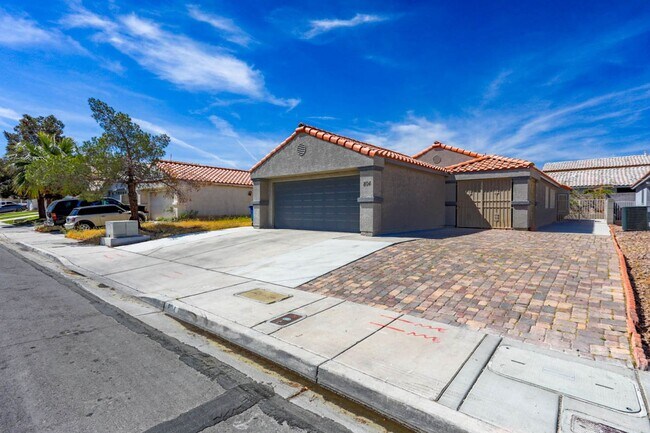 Building Photo - 3 Bed, 2 Bath Single Story West Vegas Beauty