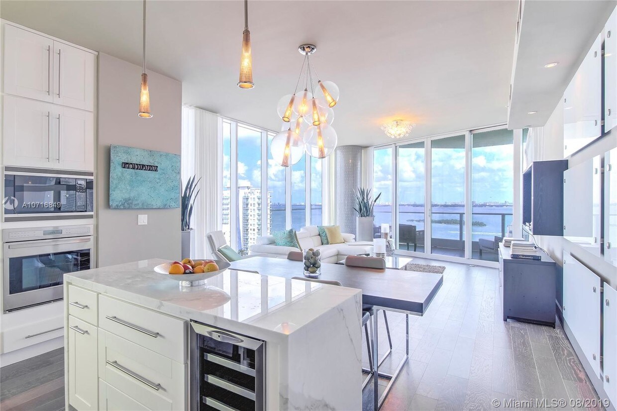Primary Photo - 2020 N Bayshore Dr