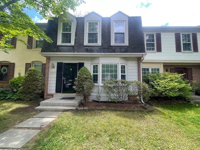 Foto del edificio - NICE TOWNHOME IN MONTGOMERY VILLAGE WITH F...
