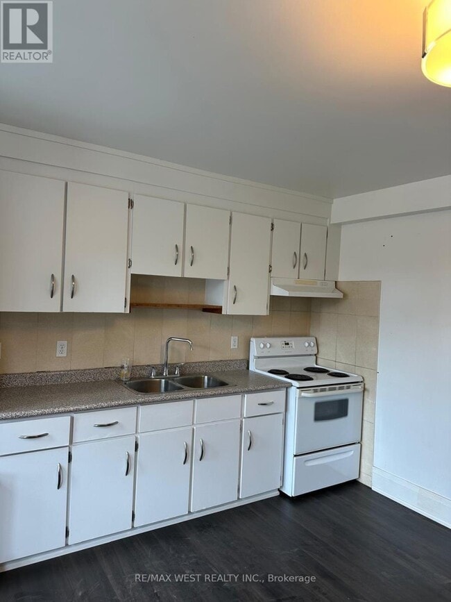 Building Photo - 594 Ossington Ave