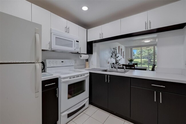 Building Photo - 9470 Poinciana Pl