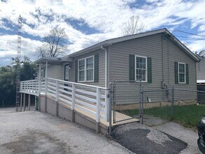 Building Photo - 627 Harrison Dr